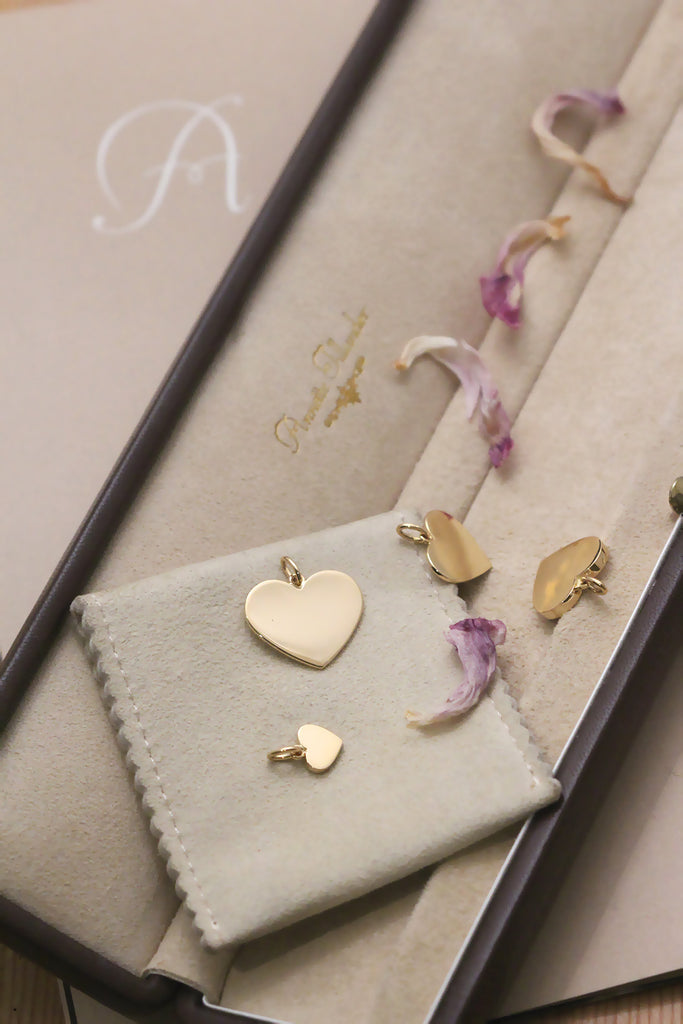 Kultaiset riipukset ja kaulakorut