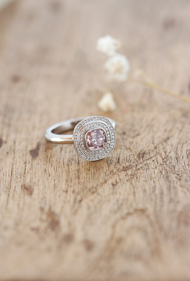 Vacker carmosier ring